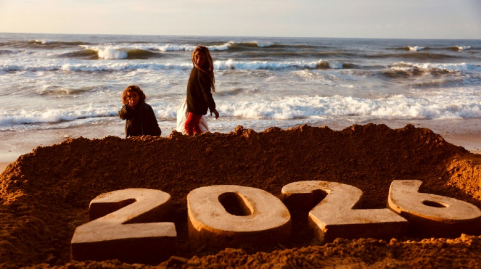 Avec un mince espoir, Gaza tourne le dos au "cauchemar sans fin" de 2025