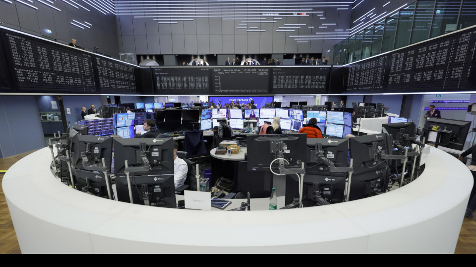 Borsa: Milano chiude in calo (-0,95%), controcorrente Mps-Mediobanca ed Eni