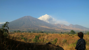 Socorristas indonesios intentan llegar a una brasileña caída en un volcán