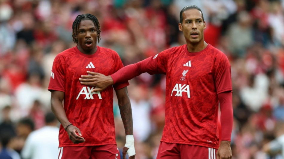 Liverpool precisa melhorar ap&oacute;s temporada 'inaceit&aacute;vel', diz Van Dijk