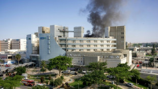 Un hôpital israélien touché après des tirs iraniens, Israël menace Khamenei