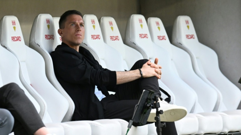 Hecking tasked with saving freefalling Wolfsburg after Bauer sacked