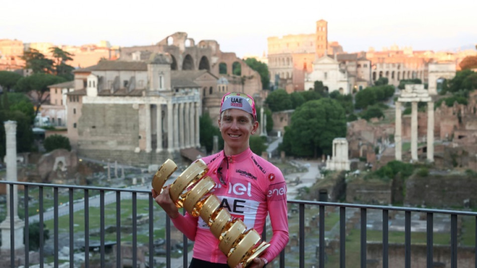 Pogacar celebra un Giro perfecto con el Tour en el horizonte, Mart&iacute;nez segundo