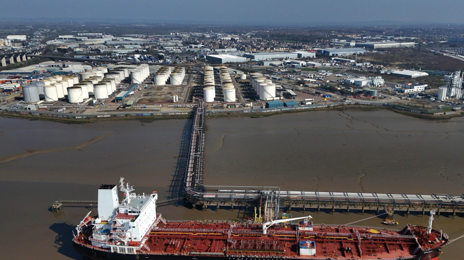 Il petrolio accelera a New York con i raid Usa, +4,54%. Wall Street cala