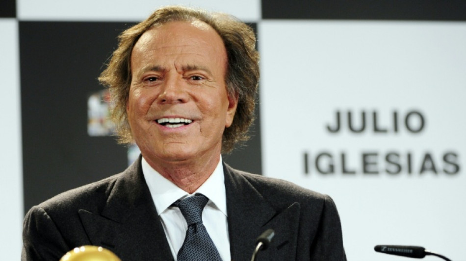 Julio Iglesias tacha acusaciones sexuales de exempleadas de "absolutamente falsas"