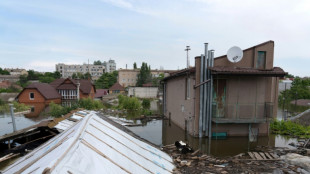 Bombardeos en zonas inundadas de Ucrania tras la destrucci&oacute;n de una represa