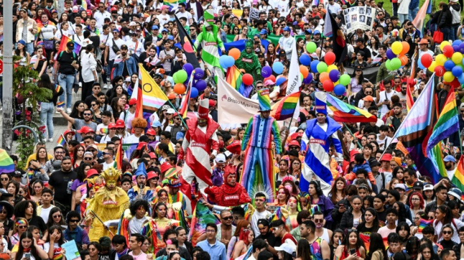 M&aacute;s de 100.000 personas se sumaron a la festiva Marcha del Orgullo en Bogot&aacute;