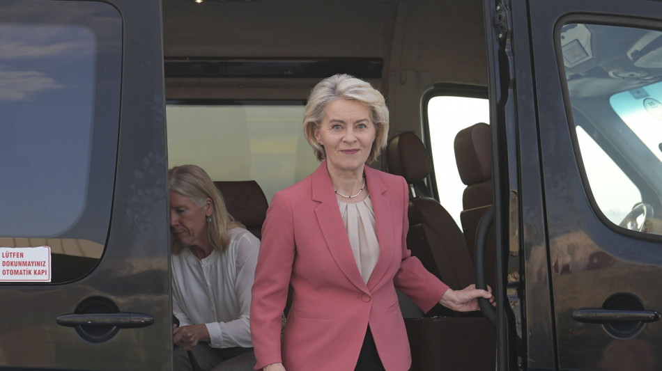 Von der Leyen, 'serve un'et&agrave; minima per l'accesso ai social'