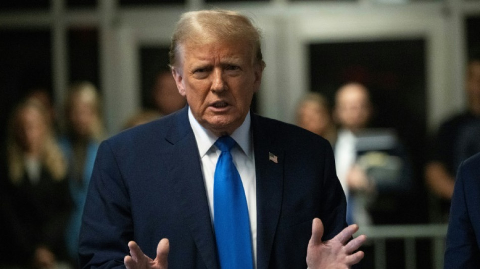 Trump amea&ccedil;ado de desacato em julgamento criminal