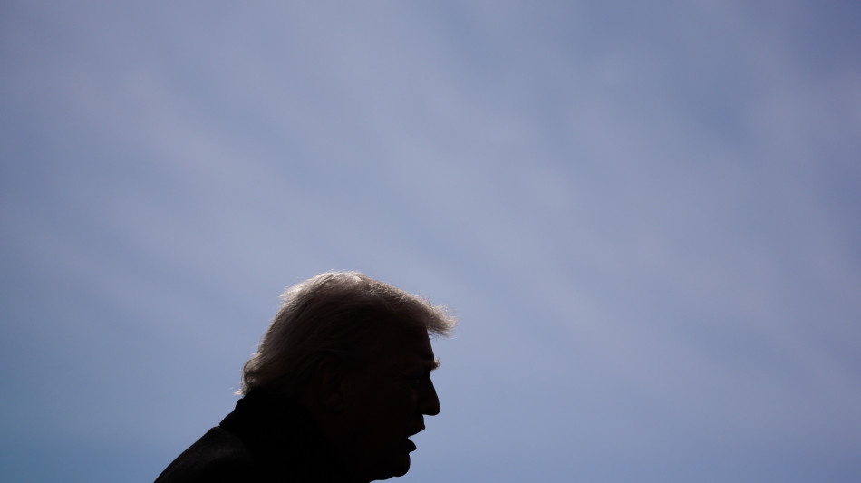 Trump non preoccupato dal calo del dollaro, 'non &egrave; sceso molto'