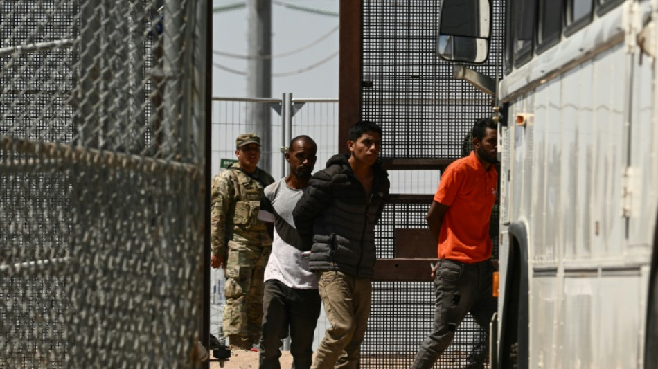 EEUU dice que ingresos de migrantes desde M&eacute;xico caen a la mitad tras cambio de norma