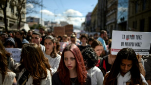 Familias de v&iacute;ctimas del choque ferroviario en Grecia denuncian al primer ministro