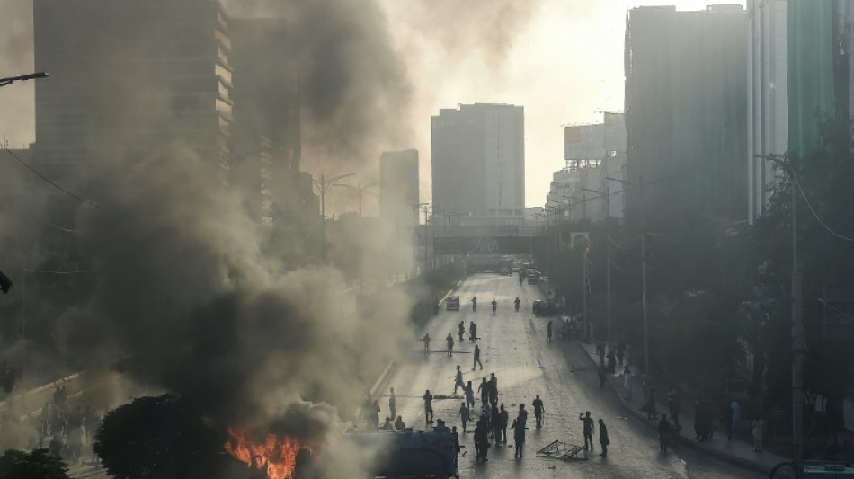 Arresto de ex primer ministro desata protestas en Pakist&aacute;n