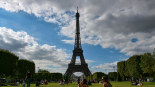 Polic&iacute;a evac&uacute;a la Torre Eiffel por amenaza de bomba