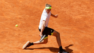 Zverev schimpft über die Technik und zittert sich weiter