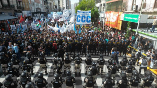 Polic&iacute;a reprime protestas de organizaciones sociales contra ajuste de Milei en Argentina