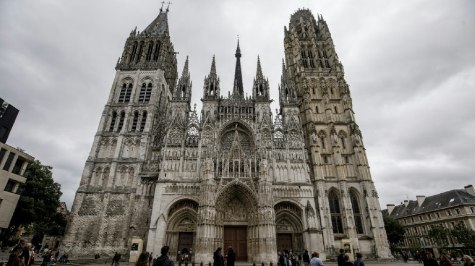 Schockmoment: Feuer am Spitzturm der gotischen Kathedrale im franz&ouml;sischen Rouen