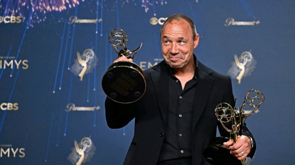 Criador da série 'Adolescência' convida pais a escreverem aos filhos para projeto editorial