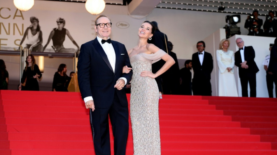 Boicotado por Hollywood, Kevin Spacey aparece no tapete vermelho de Cannes