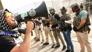 Confrontos em frente a centro de deten&ccedil;&atilde;o de imigrantes nos EUA terminam em pris&otilde;es