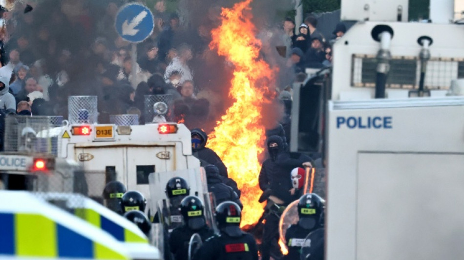 Pol&iacute;cia usa canh&otilde;es de &aacute;gua em segunda noite de protestos na Irlanda do Norte
