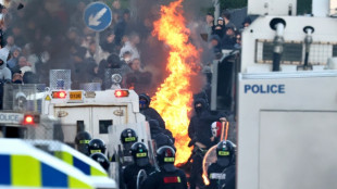 Pol&iacute;cia usa jatos d'&aacute;gua em segunda noite de protestos anti-imigra&ccedil;&atilde;o na Irlanda do Norte