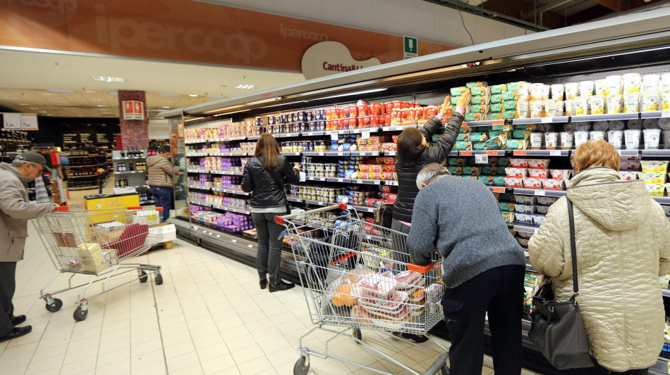 Istat, commercio al dettaglio fermo a febbraio, +1,6% annuo in valore