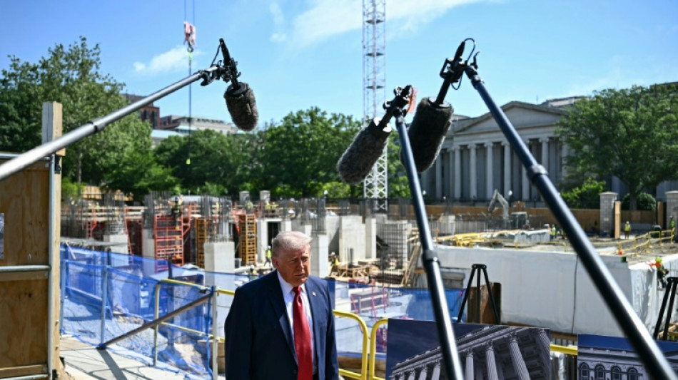 Trump mostra obras do sal&atilde;o de baile da Casa Branca or&ccedil;adas em US$ 400 milh&otilde;es