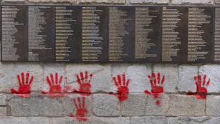 Holocaust-Mahnmal in Paris mit Rote-H&auml;nde-Graffiti beschmiert