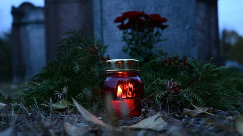 Unbekannte stehlen und besch&auml;digen 150 Grablampen auf Friedhof in Nordrhein-Westfalen