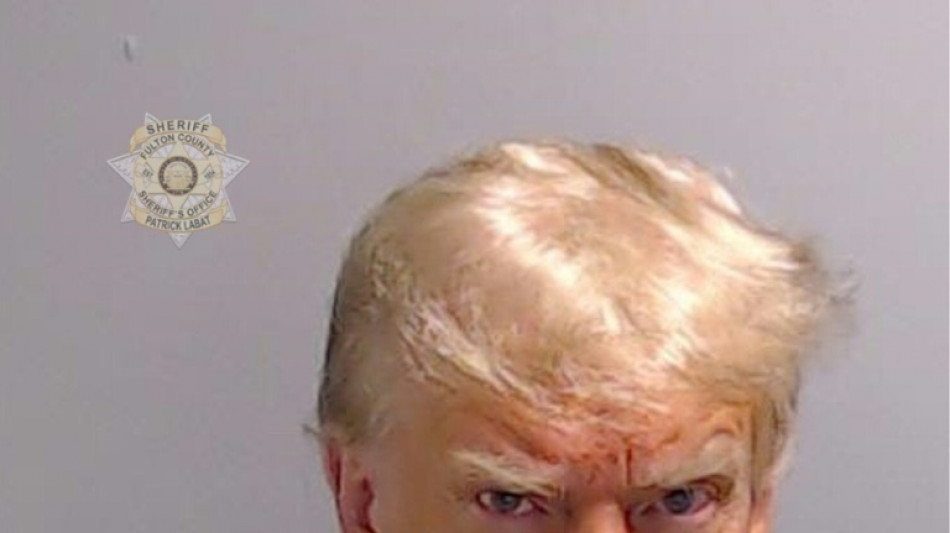Trump saca provecho pol&iacute;tico y econ&oacute;mico de hist&oacute;rica foto policial 