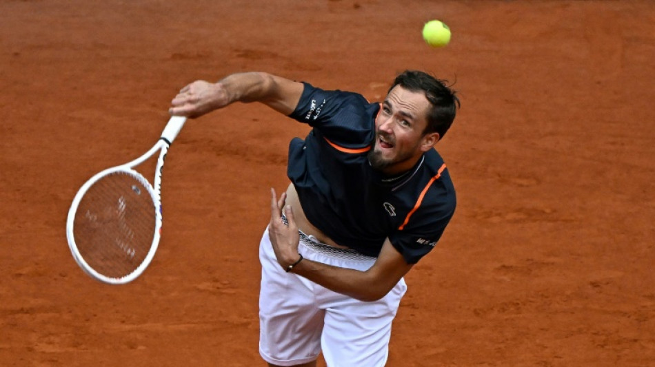 Medvedev avanza en Madrid, Cach&iacute;n y B&aacute;ez tambi&eacute;n adelante