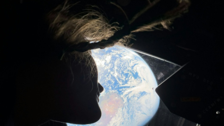 Astronautas da Artemis vislumbram 'Grand Canyon' da Lua antes de sobrevo&aacute;-la