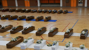Ata&uacute;des blancos para los ni&ntilde;os muertos en el naufragio en Italia