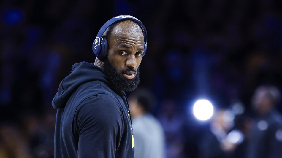 Nba: esordio per LeBron con Philadelphia, &egrave; gi&agrave; al centro del gioco