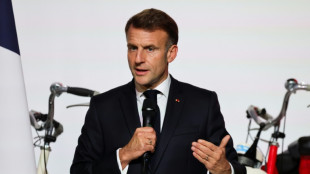 Emmanuel Macron appelle &agrave; "assumer une politique de protection de notre industrie"