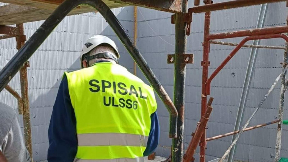 Operaio di 22 anni muore incastrato in un macchinario nel Padovano