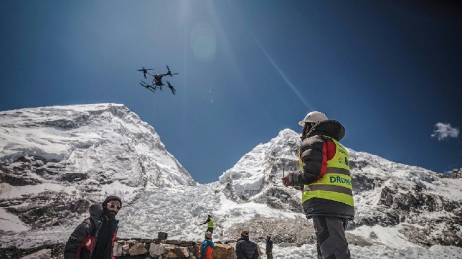 Drones ajudam a limpar o lixo no Everest
