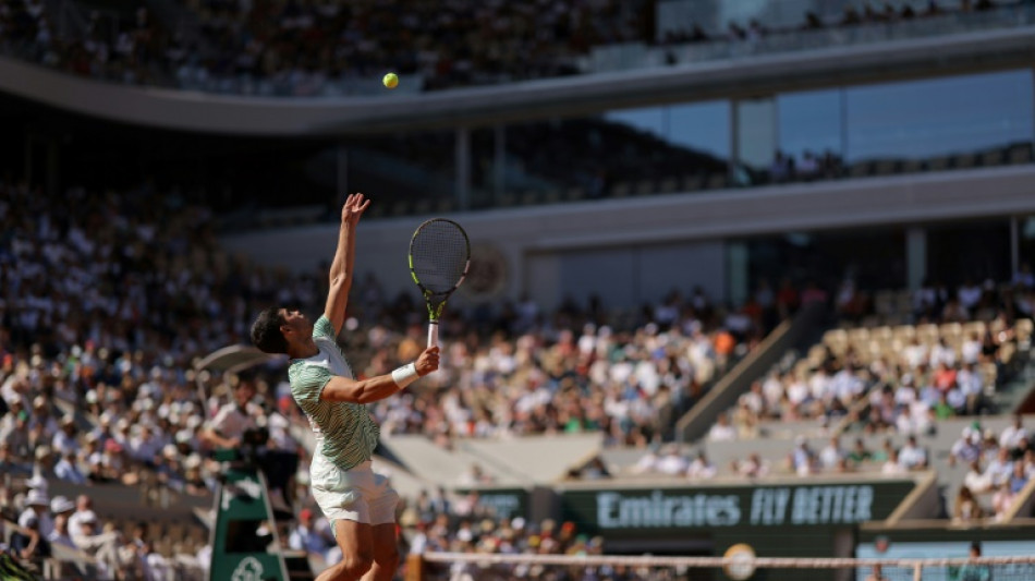 Alcaraz overcomes wobble to reach French Open last 32