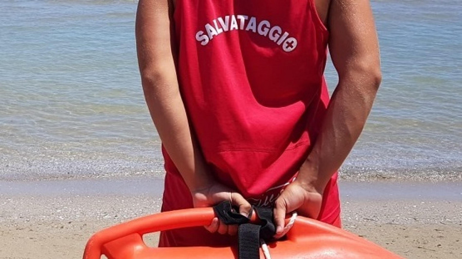 Bagnino annega con l'uomo che stava soccorrendo