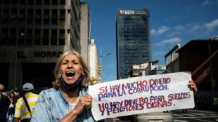 Trabajadores p&uacute;blicos y jubilados piden recuperar dinero "robado" para mejorar sueldos en Venezuela