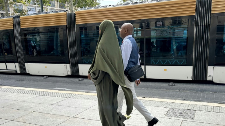 Los alumnos vestidos con abaya o qamis no entrar&aacute;n en clase en Francia "a partir del lunes"